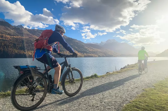 Motiv im Bild: Moutainbiker auf Erkundungstour im Engadin fotografiert im Gegenlicht mit einem iPhone.