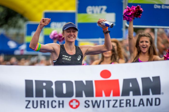 Fotoreportage an Sportveranstaltung: Zieleinlauf von Daniela Ryf am Ironman Zürich.