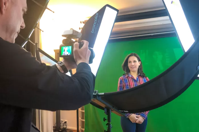 Portraitfotograf Alex Lörtscher beim Fotografieren mit Kundschaft im Fotostudio in Uster