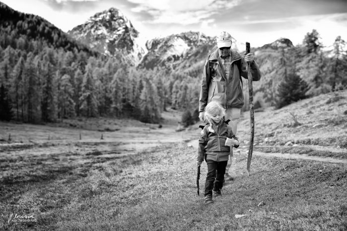 Auf Wanderschaft: Grossvater mit Enkelin als Reiseführerin