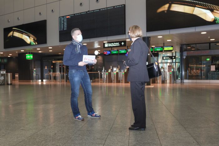 Fotograf Alex Lörtscher mit Fremden im Gespräch in der Corona-Zeit am Flughafen Zürich